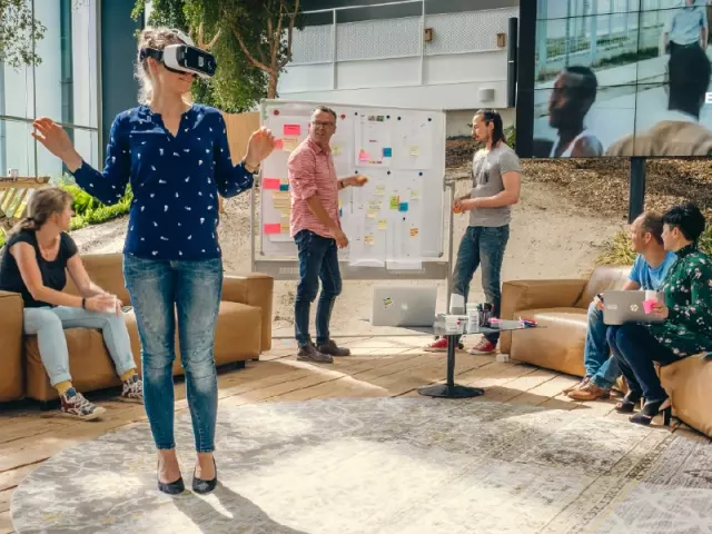 Medewerkers testen VR-bril uit
